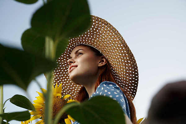 포토 JPG 해외이미지 주간 여자 로우앵글 잎 해바라기 한명 상반신 성인 야외 밀짚모자 성인여자한명만 해외포토 자연요소 식물 모자_잡화 1 꽃 뷰포인트 사람 여자한명만 성인여자만 파일형식 이미지허브