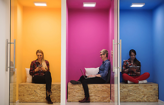 포토 JPG 해외이미지 전신 여자 벽 들기 앉기 성인 세명 노트북 스마트폰 태블릿 사무실 타이핑 업무 비즈니스우먼 성인여자만 해외포토 비즈니스 모션 사람 전자제품 핸드폰 스마트기기 작업 직장인 여자만 성인만 파일형식 이미지허브