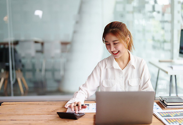 포토 JPG 해외이미지 응시 여자 비즈니스 한명 미소 앉기 동양인 상반신 성인 노트북 계산기 비즈니스우먼 성인여자한명만 해외포토 1 시선 모션 문구용품 표정 사람 인종 전자제품 장비 직장인 여자한명만 성인여자만 파일형식 이미지허브