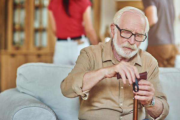 포토 JPG 해외이미지 백인 1 라이프스타일 응시 노년 남자 안경 얼굴 컨셉 거실 휴식 수염 주택 실내 건강 사람 앉기 사람없음 내부 목재 컴퓨터 소파 방 작업 막대기 주름 은퇴 돌봄 옛날 혼자 노화 해외포토 서양인 나무 시선 잡화 의자 재료 모션 성인 건물 생활 신체부위 전자제품 파일형식 이미지허브