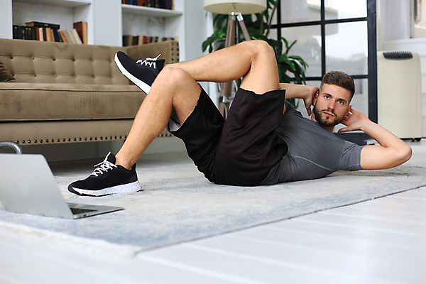 포토 JPG 해외이미지 라이프스타일 남자 스포츠 거실 신체 근육 바닥 아파트 주택 실내 건강 한명 사람 성인 취미 내부 노트북 운동복 운동 힘 회색 매트 플랫 연습 추적 복근 해외포토 레이스천 1 옷 컬러 모션 건물 생활 전자제품 직물 파일형식 이미지허브