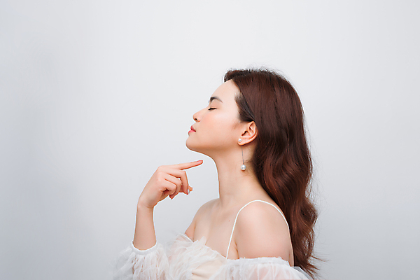 포토 JPG 해외이미지 여자 회색배경 실내 한명 상반신 성인 옆모습 뷰티 눈감음 가리킴 성인여자한명만 해외포토 1 뷰포인트 백그라운드 모션 사람 손짓 내부 회색 여자한명만 성인여자만 파일형식 이미지허브