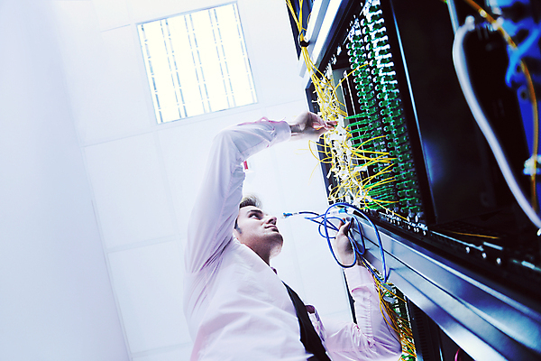 포토 JPG 해외이미지 남자 로우앵글 실내 관리 한명 상반신 성인 옆모습 자료 전선 잡기 비즈니스맨 센터 시스템 서버 서버실 성인남자한명만 해외포토 1 뷰포인트 비즈니스 모션 사람 내부 직장인 남자한명만 성인남자만 파일형식 이미지허브