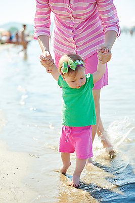 포토 JPG 해외이미지 주간 전신 여자 행복 어린이 모녀 성인 해변 야외 두명 앞모습 여름휴가 바캉스 손잡기 하반신 튀는물 여자만 해외포토 자연요소 딸 감정 바다 뷰포인트 가족 모션 엄마 휴가 사람 액체표현 스플래쉬 파일형식 여름_계절 이미지허브