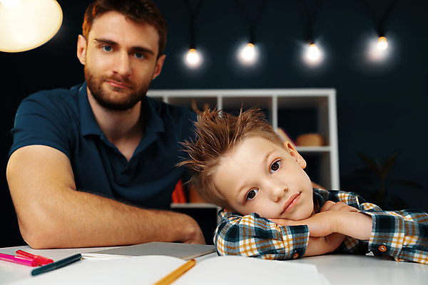 포토 JPG 해외이미지 응시 남자 아들 어린이 엎드리기 함께함 실내 앉기 소년 상반신 성인 두명 앞모습 옆모습 부모 펜 턱괴기 아빠 책상 남자만 해외포토 시선 뷰포인트 가구 컨셉 가족 모션 사람 내부 필기구 파일형식 이미지허브