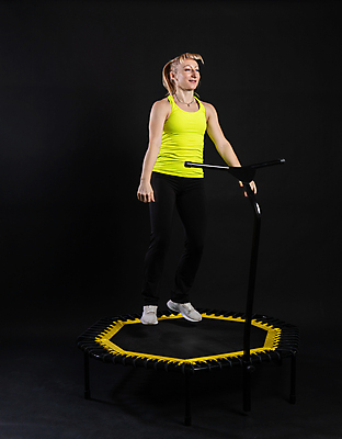 포토 JPG 해외이미지 백인 라이프스타일 여자 스포츠 운동화 이동 신체 모션 근육 건강 한명 사람 운동복 달리기 운동 노란색 점프 검은색 강사 장비 에너지 흰색 센터 연습 클럽 체육관 근육질 에어로빅 미니 튕기기 해외포토 서양인 직업 1 옷 컬러 신발 컨셉 생활 춤 몸매 파일형식 이미지허브