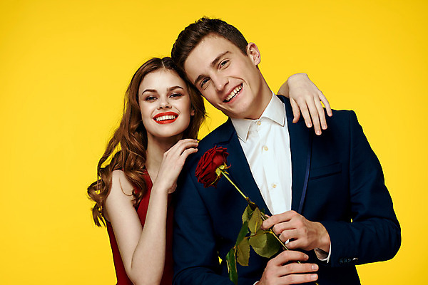 포토 JPG 해외이미지 백인 커플 여자 남자 포옹 들기 상반신 성인 두명 장미 낭만 우아함 성인만 해외포토 서양인 꽃 컨셉 관계 안기 모션 사람 파일형식 이미지허브