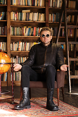 포토 JPG 해외이미지 라이프스타일 남자 백그라운드 성공 관리 한명 앉기 성인 금융 선글라스 유행 힘 오토바이 골동품 도시 비즈니스맨 자신감 고급 우아함 복고 안락의자 변호사 고립 구식 레이서 스타일 힙스터 해외포토 직업 1 패션 감정 안경 컨셉 의자 비즈니스 모션 사람 생활 경제 바이크 직장인 파일형식 이미지허브