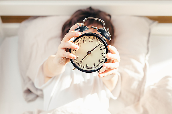 포토 JPG 해외이미지 서양인 남자 어린이 실내 한명 들기 소년 상반신 앞모습 하이앵글 자명종 침대 얼굴가리기 소년한명만 들어올리기 해외포토 외국인 1 뷰포인트 시계 가구 모션 사람 내부 알람 가림 남자한명만 소년만 파일형식 이미지허브