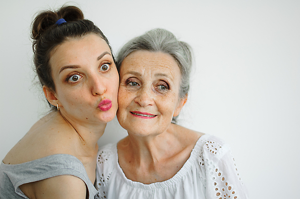 포토 JPG 해외이미지 백인 여자 딸 행복 감정 얼굴 2 가족 포옹 엄마 친절 함께함 사랑 웃음 사람 성인 두명 가로 흰색 중앙 흰배경 세대 돌봄 어머니의날 해외포토 서양인 기념일 컬러 백그라운드 컨셉 관계 안기 모션 표정 신체부위 미국문화 파일형식 이미지허브