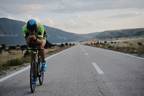 포토 JPG 해외이미지 주간 전신 남자 도로 하늘 산 한명 성인 야외 앞모습 자전거 승차 사이클선수 사이클링 라이딩 성인남자한명만 해외포토 자연요소 1 길 뷰포인트 교통시설 모션 운동선수 사람 바이크 육상스포츠 남자한명만 성인남자만 파일형식 이미지허브