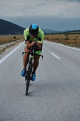 포토 JPG 해외이미지 주간 전신 남자 도로 하늘 한명 성인 야외 앞모습 자전거 승차 사이클선수 사이클링 라이딩 성인남자한명만 해외포토 자연요소 1 길 뷰포인트 교통시설 모션 운동선수 사람 바이크 육상스포츠 남자한명만 성인남자만 파일형식 이미지허브