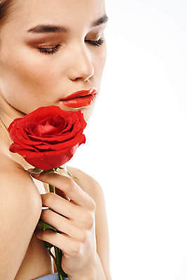 포토 JPG 해외이미지 백인 여자 포즈 한명 들기 상반신 성인 옆모습 화장 뷰티 장미 눈감음 성인여자한명만 해외포토 서양인 1 꽃 뷰포인트 모션 사람 여자한명만 성인여자만 파일형식 이미지허브