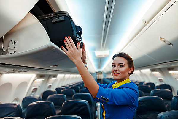 포토 JPG 해외이미지 여자 여행 비행기 실내 한명 미소 상반신 성인 옆모습 여행가방 승무원 캐비닛 객실 넣기 수하물 성인여자한명만 해외포토 직업 1 뷰포인트 가방 항공교통 모션 대중교통 표정 사람 내부 사물함 여자한명만 성인여자만 파일형식 이미지허브