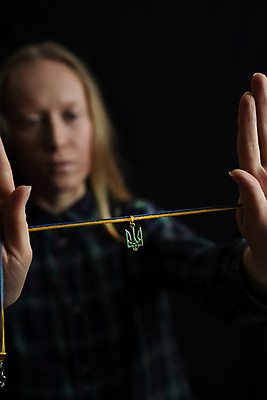 포토 JPG 해외이미지 손가락 관리 한명 내부 금발 머리 유행 희망 힘 고통 무서움 전쟁 우크라이나 노화 해외포토 1 헤어스타일 손 감정 유럽 컨셉 사람 신체부위 파일형식 이미지허브