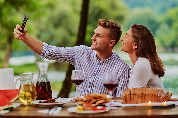 포토 JPG 해외이미지 커플 여자 남자 행복 휴가 들기 상반신 성인 야외 두명 옆모습 스마트폰 파티 저녁식사 셀프카메라 성인만 해외포토 감정 뷰포인트 관계 모션 사람 이벤트 핸드폰 스마트기기 사진촬영 식사 파일형식 이미지허브