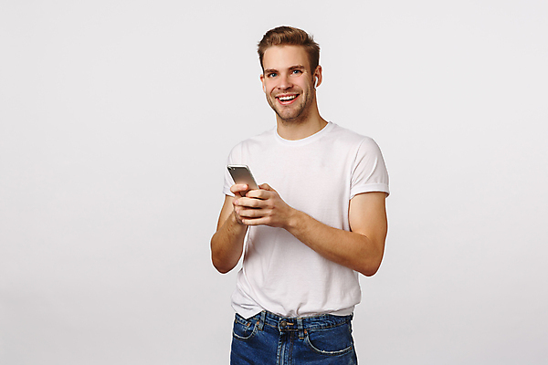 포토 JPG 해외이미지 남자 실내 한명 들기 상반신 성인 앞모습 스마트폰 음악감상 무선이어폰 성인남자한명만 해외포토 1 뷰포인트 이어폰 모션 사람 내부 핸드폰 스마트기기 감상 남자한명만 성인남자만 파일형식 이미지허브