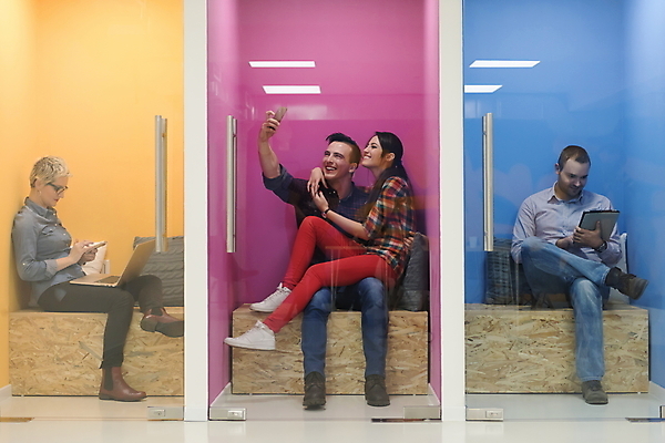 포토 JPG 해외이미지 전신 여자 남자 벽 들기 앉기 여러명 성인 노트북 스마트폰 태블릿 사무실 업무 비즈니스맨 비즈니스우먼 셀프카메라 성인만 해외포토 다수 비즈니스 모션 사람 전자제품 핸드폰 스마트기기 사진촬영 작업 직장인 파일형식 이미지허브