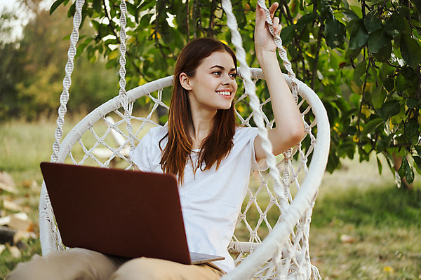 포토 JPG 해외이미지 주간 응시 여자 여유 휴가 휴식 한명 앉기 상반신 성인 야외 앞모습 노트북 잡기 해먹 흔들의자 성인여자한명만 해외포토 자연요소 1 시선 감정 뷰포인트 컨셉 의자 모션 사람 전자제품 침대 여자한명만 성인여자만 파일형식 이미지허브
