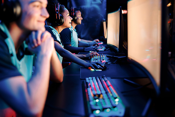 포토 JPG 해외이미지 여자 남자 상반신 성인 취미 옆모습 세명 모니터 헤드셋 경쟁 게임 키보드 마우스 사이버 게이머 성인만 해외포토 뷰포인트 음향기기 컨셉 놀이 사람 컴퓨터 컴퓨터용품 헤드폰 파일형식 이미지허브