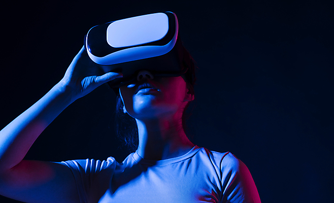 포토 JPG 해외이미지 여자 한명 상반신 성인 앞모습 어둠 잡기 스마트 하이테크 착용 웨어러블 가상현실 성인여자한명만 오큘러스 VR기기 해외포토 1 뷰포인트 컨셉 모션 기술 사람 기계 여자한명만 성인여자만 파일형식 이미지허브