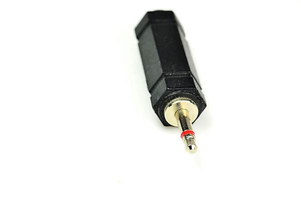 포토 JPG 해외이미지 이어폰 사람없음 스마트폰 기타 공구 플러그 연결 흰배경 오디오 카피스페이스 해외포토 음향기기 백그라운드 현악기 전자제품 핸드폰 스마트기기 공백 흰색 도구 파일형식 이미지허브