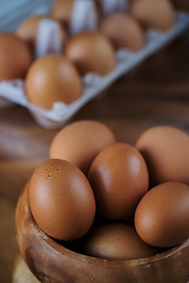 포토 JPG 해외이미지 실내 사람없음 아웃포커스 쌓기 계란 담기 나무그릇 해외포토 그릇 모션 촬영기법 내부 목재 알 파일형식 이미지허브