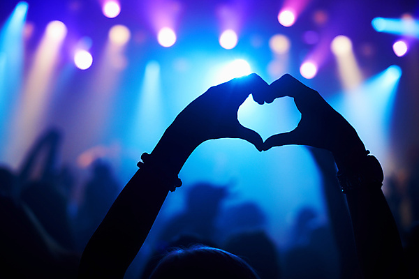 포토 JPG 해외이미지 손 실루엣 음악 여러명 뒷모습 신체부위 파란색 빛 축제 콘서트 군중 스포트라이트 손하트 해외포토 뷰포인트 컬러 다수 문화예술 촬영기법 사람 손짓 공연 파일형식 이미지허브