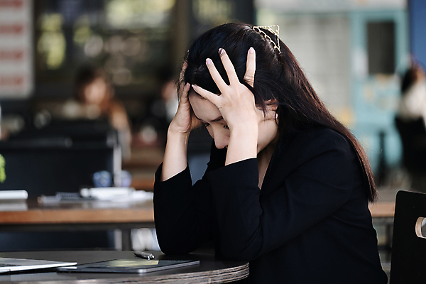 포토 JPG 해외이미지 주간 여자 고개숙이기 한명 상반신 성인 야외 옆모습 아웃포커스 슬픔 좌절 두통 감싸기 우울감 성인여자한명만 해외포토 자연요소 1 감정 뷰포인트 컨셉 모션 촬영기법 숙이기 사람 질병 여자한명만 성인여자만 파일형식 이미지허브