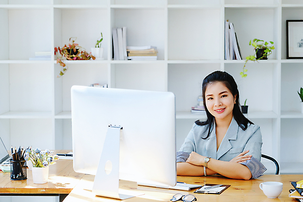 포토 JPG 해외이미지 응시 여자 비즈니스 한명 미소 동양인 상반신 성인 앞모습 팔짱 모니터 업무 비즈니스우먼 문서 성인여자한명만 해외포토 1 시선 뷰포인트 모션 표정 사람 인종 컴퓨터 작업 직장인 여자한명만 성인여자만 파일형식 이미지허브