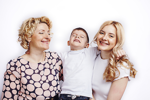 포토 JPG 해외이미지 백인 라이프스타일 여자 남자 딸 행복 아들 할머니 어린이 백그라운드 가족 엄마 주택 함께함 미소 사람 앉기 소년 성인 세명 금발 흰색 아기 언니 고립 남동생 옛날 진짜 해외포토 서양인 헤어스타일 노년 감정 컬러 컨셉 관계 모션 표정 건물 생활 자매 동생 파일형식 이미지허브