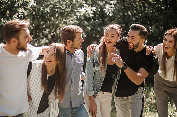 포토 JPG 해외이미지 주간 라이프스타일 여자 남자 행복 대화 웃음 여러명 상반신 성인 야외 앞모습 친구 마주보기 가리킴 성인만 어깨에손 해외포토 자연요소 감정 뷰포인트 다수 관계 모션 표정 말하기 사람 손짓 생활 파일형식 이미지허브