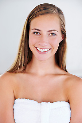 포토 JPG 해외이미지 응시 여자 한명 상반신 성인 뷰티 목욕타월 성인여자한명만 해외포토 1 시선 사람 수건 여자한명만 성인여자만 파일형식 이미지허브