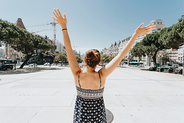 포토 JPG 해외이미지 주간 여자 여행 휴식 거리 한명 성인 야외 뒷모습 여행객 만세 도시 혼자 성인여자한명만 해외포토 자연요소 1 뷰포인트 컨셉 모션 사람 여자한명만 성인여자만 파일형식 이미지허브