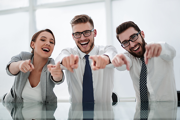 포토 JPG 해외이미지 서양인 여자 남자 협력 미소 웃음 정장 상반신 성인 세명 가리킴 비즈니스맨 비즈니스우먼 동료 성인만 해외포토 외국인 옷 비즈니스 관계 표정 사람 손짓 직장인 파일형식 이미지허브