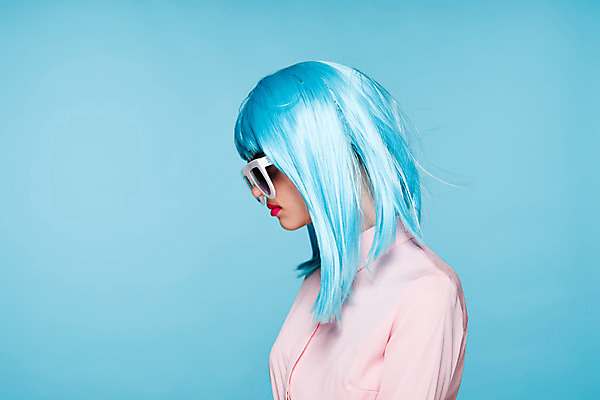 포토 JPG 해외이미지 여자 하늘색 고개숙이기 한명 상반신 성인 옆모습 선글라스 가발 성인여자한명만 힙스터 해외포토 1 패션 안경 뷰포인트 숙이기 사람 파란색 여자한명만 성인여자만 파일형식 이미지허브