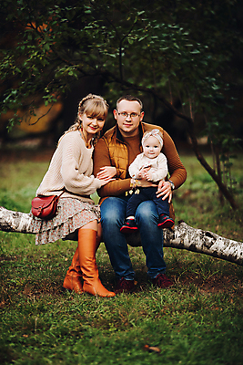 포토 JPG 해외이미지 백인 커플 응시 계절 공원 딸 행복 감정 어린이 결혼 백그라운드 단풍 가족 관계 포옹 남편 함께함 3 사랑 성인 야외 세명 울타리 유행 귀여움 자녀 아기 잡기 아내 숲 걸음마 통일 스타일 해외포토 서양인 시선 공공시설 컨셉 잎 안기 모션 사람 이벤트 담장 파일형식 이미지허브