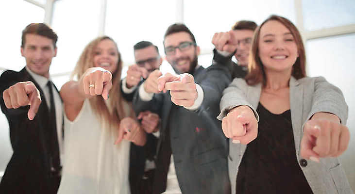 포토 JPG 해외이미지 서양인 여자 남자 협력 정장 여러명 상반신 성인 가리킴 비즈니스맨 비즈니스우먼 동료 성인만 해외포토 외국인 옷 다수 비즈니스 관계 사람 손짓 직장인 파일형식 이미지허브