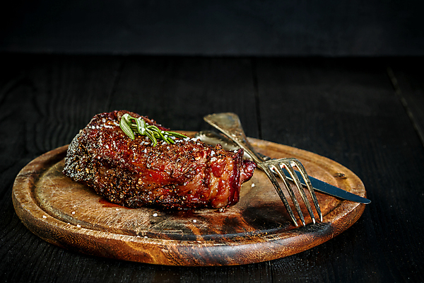 포토 JPG 해외이미지 포크 검은배경 서양음식 실내 스테이크 사람없음 나무접시 해외포토 식기 접시 음식 백그라운드 내부 검은색 파일형식 이미지허브