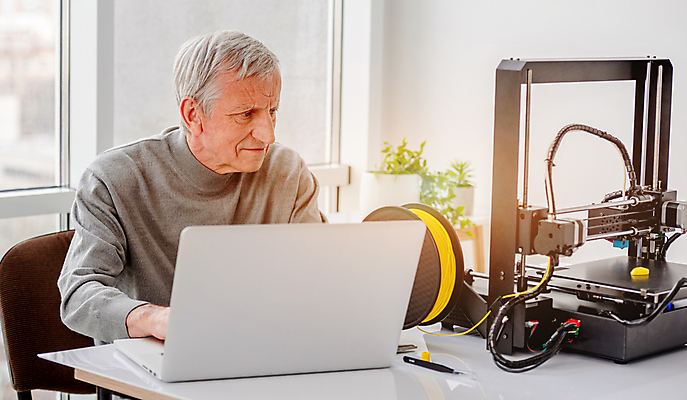 포토 JPG 해외이미지 응시 노년 남자 실내 한명 앉기 상반신 앞모습 노트북 과학기술 작업 기술자 제조 인공 3D프린터 노인남자한명만 4차산업 해외포토 직업 1 시선 산업 뷰포인트 모션 기술 사람 성인 내부 전자제품 인쇄기 남자한명만 노인남자만 파일형식 이미지허브