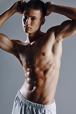 포토 JPG 해외이미지 응시 남자 포즈 회색배경 실내 한명 상반신 성인 앞모습 손들기 땀 근육질 성인남자한명만 땀흘리기 바디프로필 해외포토 1 시선 뷰포인트 백그라운드 컨셉 모션 근육 사람 내부 헬스 회색 몸매 남자한명만 성인남자만 파일형식 이미지허브