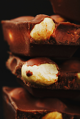 포토 JPG 해외이미지 검은배경 근접촬영 사람없음 쌓기 초콜릿 견과류 달콤 해외포토 뷰포인트 백그라운드 모션 디저트 검은색 맛 파일형식 이미지허브