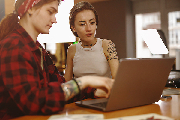 포토 JPG 해외이미지 응시 여자 아이디어 실내 미술 앉기 상반신 성인 두명 앞모습 옆모습 노트북 디자이너 문신 고객 책상 예술가 타투이스트 프로젝트 성인여자만 해외포토 직업 시선 뷰포인트 가구 컨셉 모션 문화예술 사람 내부 전자제품 여자만 성인만 파일형식 이미지허브