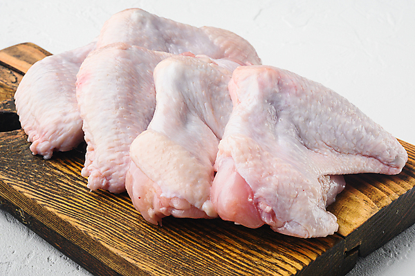 포토 JPG 해외이미지 생고기 근접촬영 사람없음 나무도마 닭날개 생닭 해외포토 뷰포인트 도마 육류 목재 닭고기 닭 파일형식 이미지허브