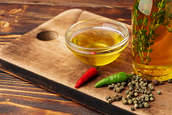 포토 JPG 해외이미지 식재료 실내 사람없음 올리브오일 향신료 나무도마 통후추 할라피뇨 나무배경 해외포토 백그라운드 고추 도마 내부 목재 기름_음식 후추 향미료 파일형식 이미지허브