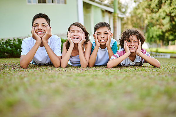 포토 JPG 해외이미지 주간 여자 남자 어린이 엎드리기 청소년 함께함 소년 여러명 상반신 야외 앞모습 아웃포커스 친구 정원 턱괴기 우정 소프트포커스 즐거움 꽃받침 해외포토 자연요소 감정 뷰포인트 다수 컨셉 관계 모션 촬영기법 사람 손짓 파일형식 이미지허브
