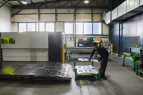 포토 JPG 해외이미지 전신 남자 산업 공장 실내 마스크 한명 들기 성인 옆모습 장비 작업 성인남자한명만 해외포토 1 뷰포인트 공업 모션 사람 내부 남자한명만 성인남자만 파일형식 이미지허브