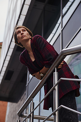 포토 JPG 해외이미지 백인 라이프스타일 외관 응시 시선 여자 백그라운드 생각 비즈니스 건축양식 창문 난간 유리 짧은머리 거리 한명 서기 사람 정장 성인 야외 건물 빨간색 금융 울타리 도시풍경 사무실 반사 재킷 도시 센터 도심 날씬함 체크무늬 지역 내추럴 스타일 해외포토 서양인 1 헤어스타일 건축물 옷 건축 컬러 무늬 모션 재질 풍경 생활 경제 담장 외투 몸매 파일형식 이미지허브