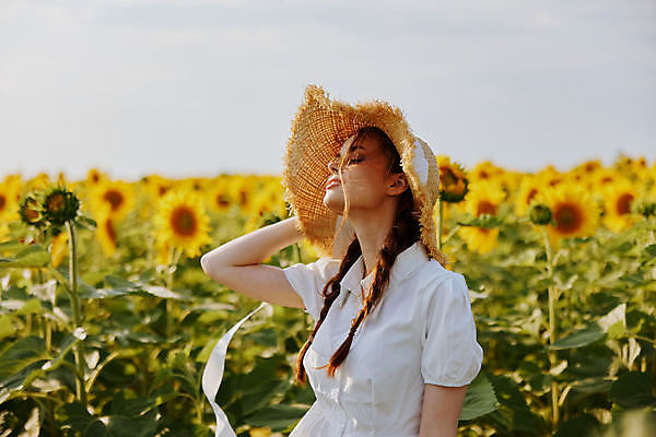 포토 JPG 해외이미지 주간 여자 꽃밭 해바라기 한명 상반신 성인 야외 옆모습 눈감음 밀짚모자 고개들기 성인여자한명만 해외포토 자연요소 모자_잡화 1 꽃 뷰포인트 모션 사람 여자한명만 성인여자만 파일형식 이미지허브