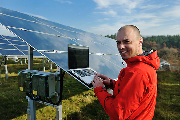 포토 JPG 해외이미지 주간 남자 하늘 한명 상반신 성인 야외 옆모습 노트북 태양에너지 집열판 성인남자한명만 해외포토 자연요소 1 뷰포인트 사람 전자제품 그린에너지 남자한명만 성인남자만 파일형식 이미지허브